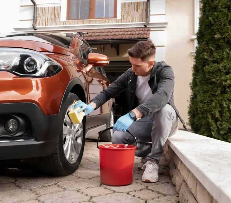 Lavage auto à domicile Raissac-d'Aude : professionnel intervenant sur un véhicule